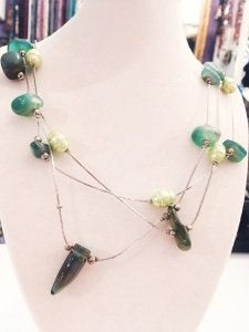 Yeşil akik metal aparatlı kolye.