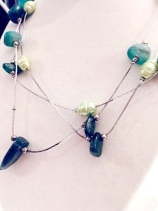 Yeşil akik metal aparatlı kolye.