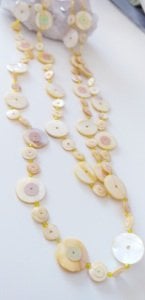 İnce kristalli uzun sedef  kolye.