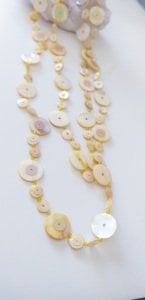 İnce kristalli uzun sedef  kolye.