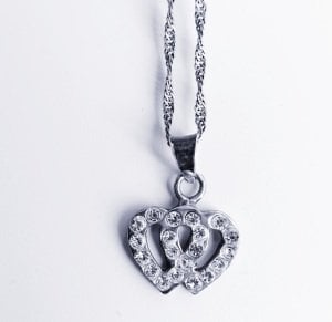 Gumus kolye ucu kalpli.